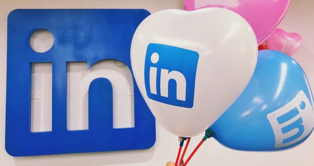 LinkedIn passes $ 2 billion of premium revenue in 12 months, with total revenues of 9% in the year